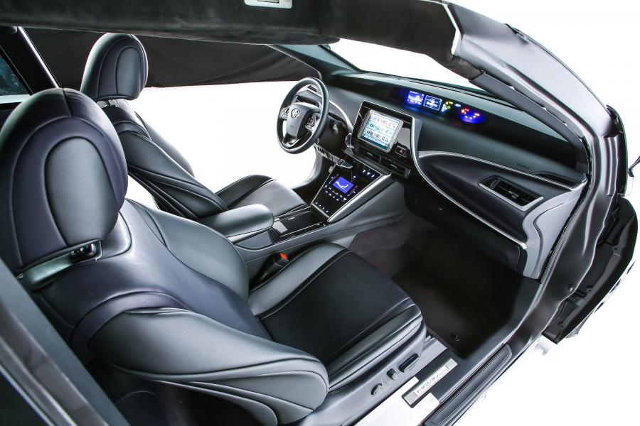  Toyota Mirai Back to the Future Concept 2015 года  (фото 7 из 19)